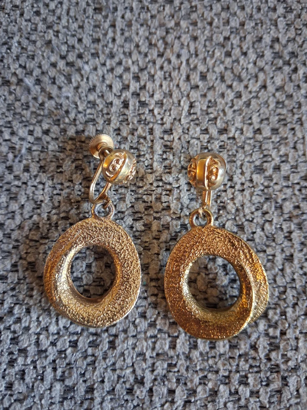 Vintage Gold Textured Open Circle Drop Earrings - Women Jewelry